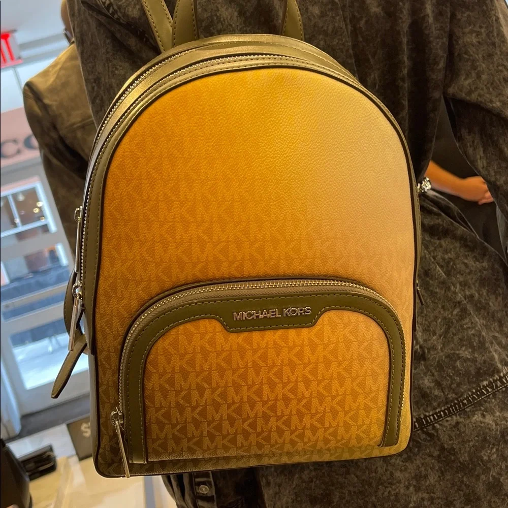 MICHAEL KORS Jaycee Medium Ombré Signature Logo Backpack
Olive Combo
NWT - Picture 14 of 16